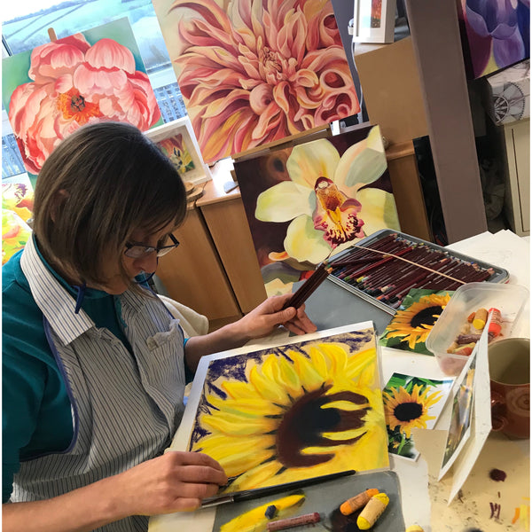 Wonderful art painting workshops with renowned floral artist Anita Nowinska. Explore how the colours of flowers and nature create wellbeing. Learn to paint